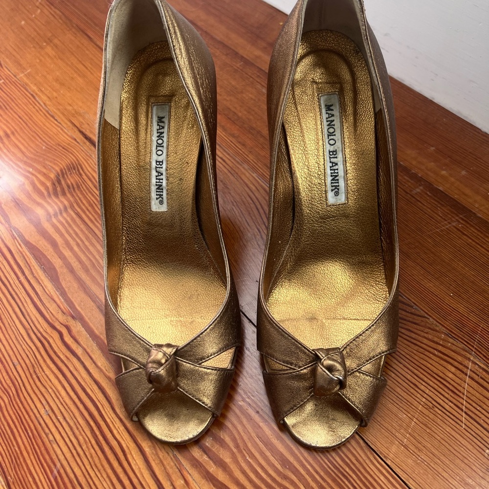 Manolo Blahnik Metallic Gold Peep Toe 6.5/7